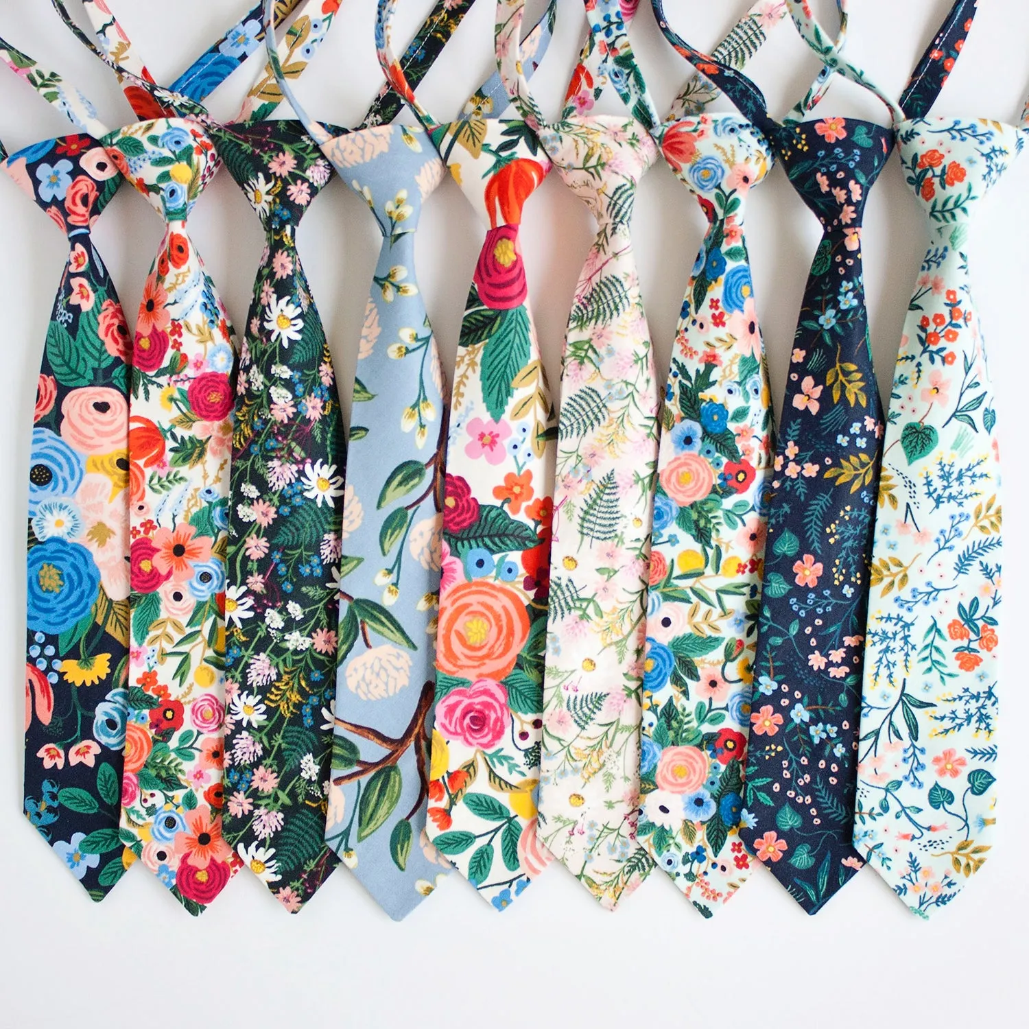 Boy's Necktie / Navy Metallic Floral